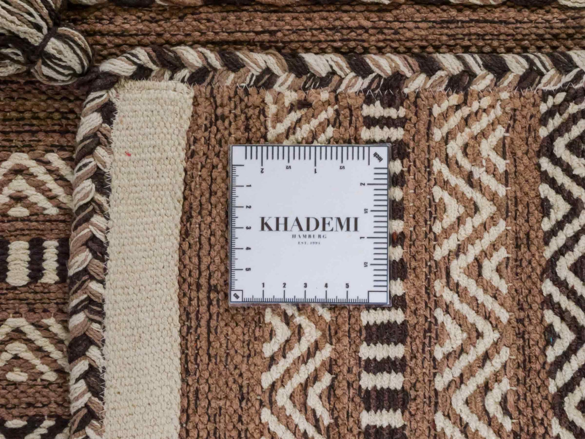 Handgewebter, moderner Indo Kelim Orientteppich von Khademi aus Baumwolle, beige. Geometrisches Design. Von Hand gewebt in Indien. Größe: 170x120cm. Teppichnummer: KB4-1665. Verkauf durch Jupiter Intl.