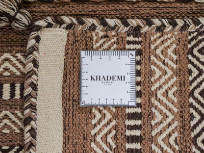 Handgewebter, moderner Indo Kelim Orientteppich von Khademi aus Baumwolle, beige. Geometrisches Design. Von Hand gewebt in Indien. Größe: 170x120cm. Teppichnummer: KB4-1665. Verkauf durch Jupiter Intl.