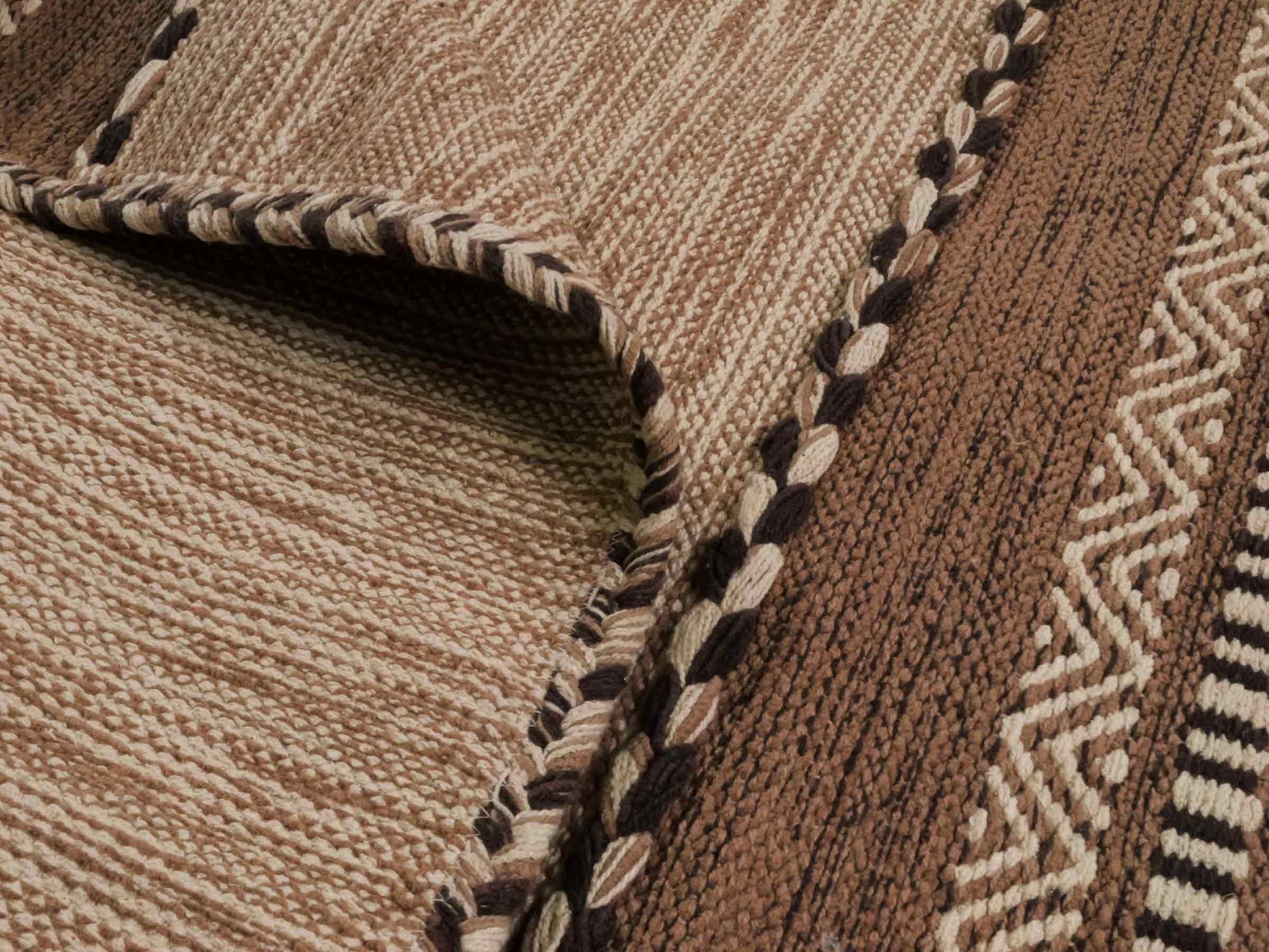 Handgewebter, moderner Indo Kelim Orientteppich von Khademi aus Baumwolle, beige. Geometrisches Design. Von Hand gewebt in Indien. Größe: 170x120cm. Teppichnummer: KB4-1665. Verkauf durch Jupiter Intl.