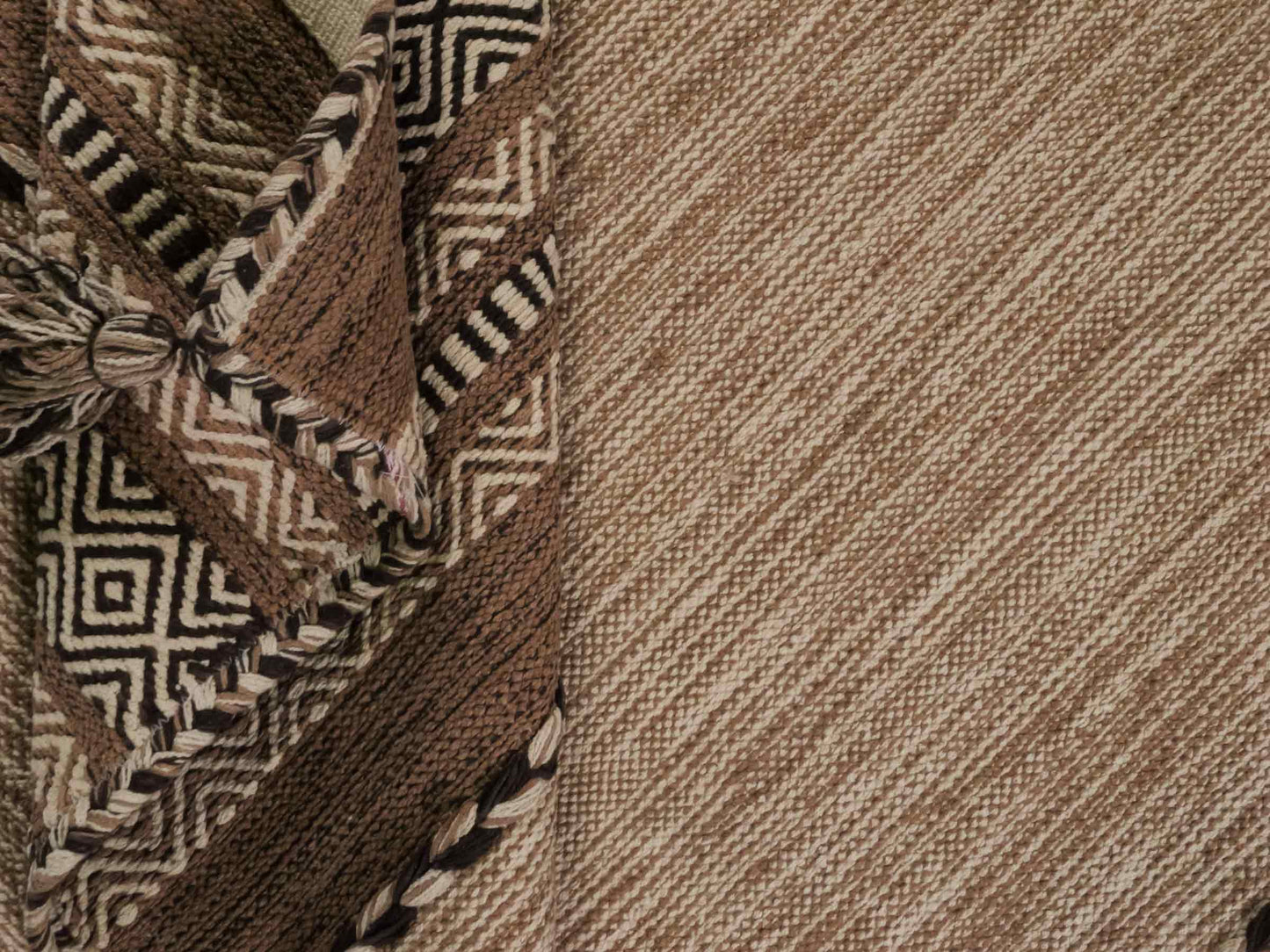 Handgewebter, moderner Indo Kelim Orientteppich von Khademi aus Baumwolle, beige. Geometrisches Design. Von Hand gewebt in Indien. Größe: 170x120cm. Teppichnummer: KB4-1665. Verkauf durch Jupiter Intl.