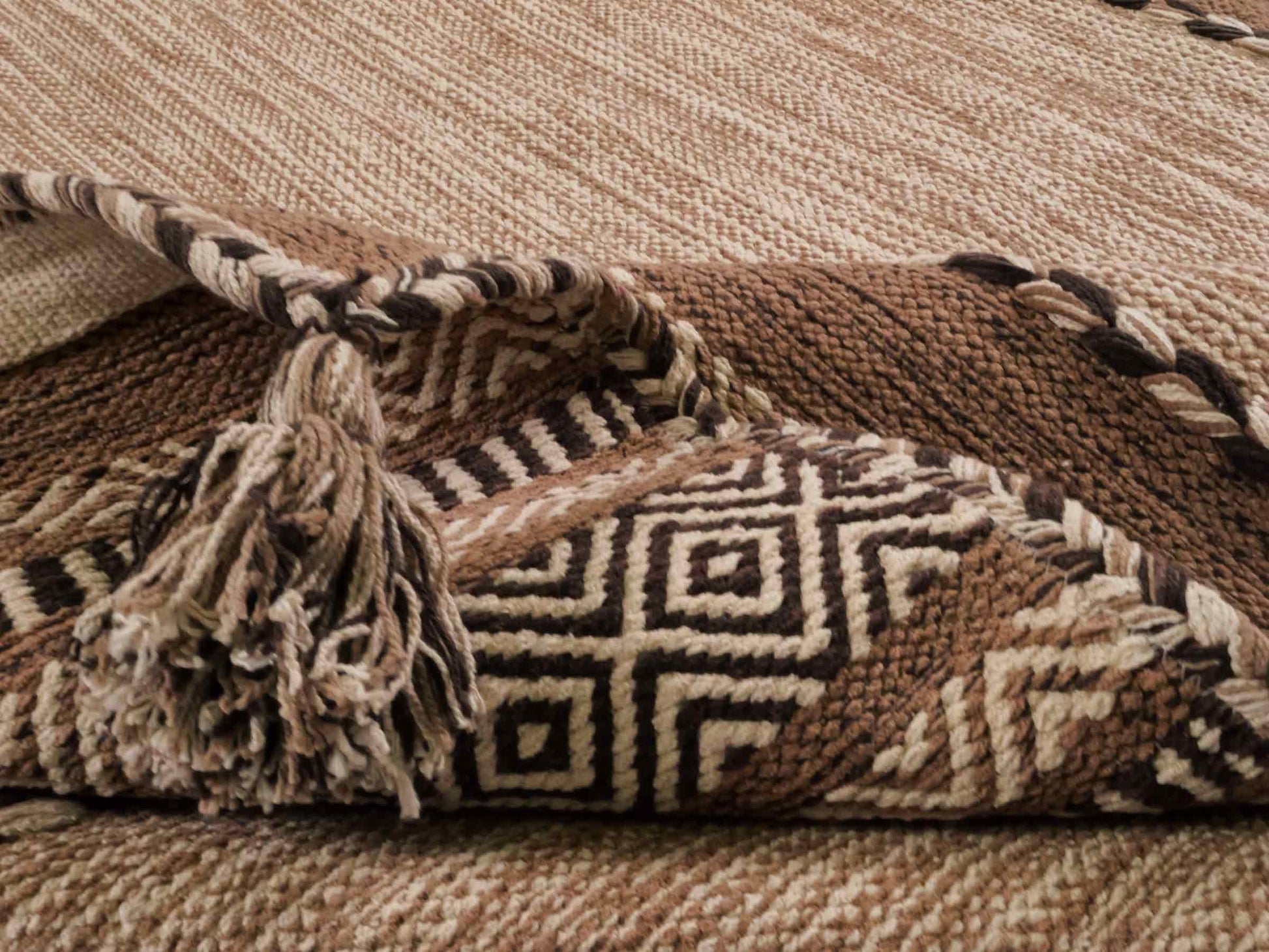 Handgewebter, moderner Indo Kelim Orientteppich von Khademi aus Baumwolle, beige. Geometrisches Design. Von Hand gewebt in Indien. Größe: 170x120cm. Teppichnummer: KB4-1665. Verkauf durch Jupiter Intl.