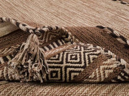 Handgewebter, moderner Indo Kelim Orientteppich von Khademi aus Baumwolle, beige. Geometrisches Design. Von Hand gewebt in Indien. Größe: 170x120cm. Teppichnummer: KB4-1665. Verkauf durch Jupiter Intl.