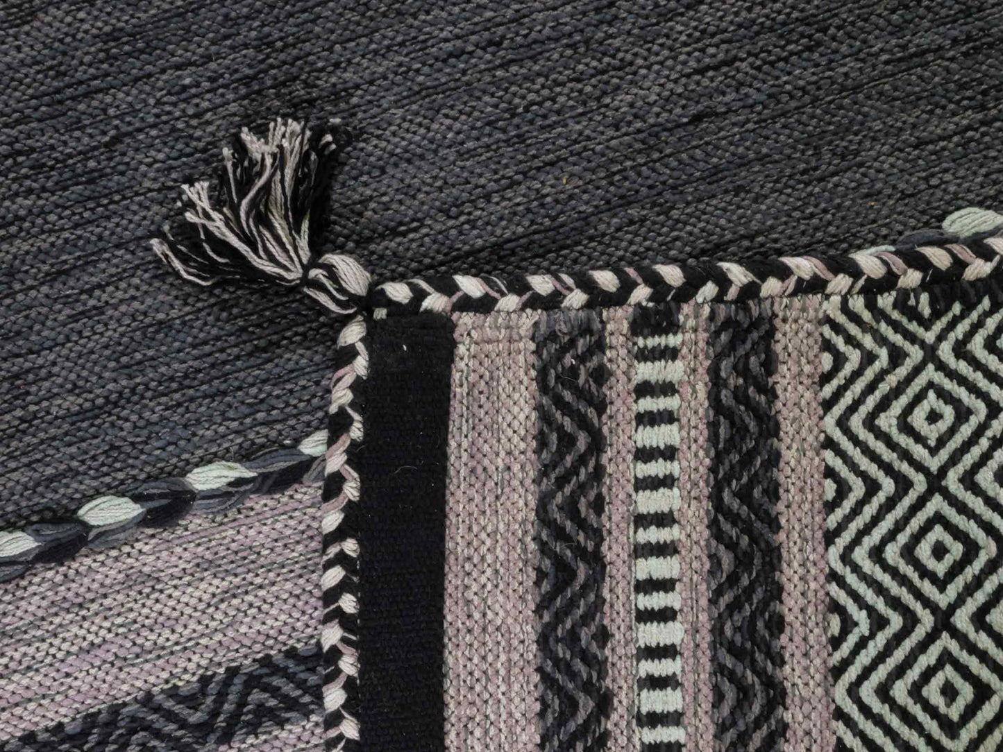 Handgewebter, moderner Indo Kelim Orientteppich von Khademi aus Baumwolle, navy. Geometrisches Design. Von Hand gewebt in Indien. Größe: 170x120cm. Teppichnummer: KB4-1666. Verkauf durch Jupiter Intl.