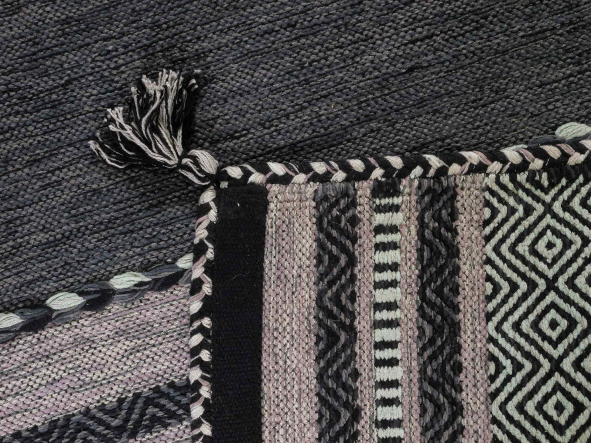 Handgewebter, moderner Indo Kelim Orientteppich von Khademi aus Baumwolle, navy. Geometrisches Design. Von Hand gewebt in Indien. Größe: 170x120cm. Teppichnummer: KB4-1666. Verkauf durch Jupiter Intl.