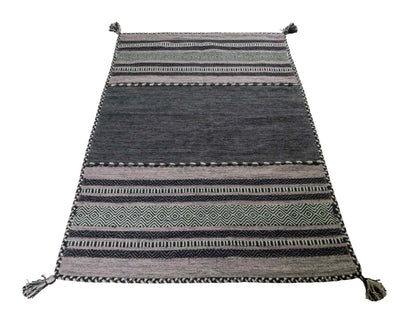 Handgewebter, moderner Indo Kelim Orientteppich von Khademi aus Baumwolle, navy. Geometrisches Design. Von Hand gewebt in Indien. Größe: 170x120cm. Teppichnummer: KB4-1666. Verkauf durch Jupiter Intl.