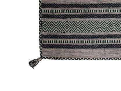 Handgewebter, moderner Indo Kelim Orientteppich von Khademi aus Baumwolle, navy. Geometrisches Design. Von Hand gewebt in Indien. Größe: 170x120cm. Teppichnummer: KB4-1666. Verkauf durch Jupiter Intl.