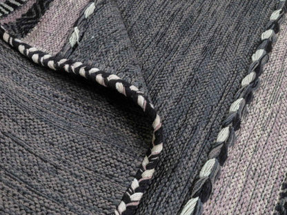 Handgewebter, moderner Indo Kelim Orientteppich von Khademi aus Baumwolle, navy. Geometrisches Design. Von Hand gewebt in Indien. Größe: 170x120cm. Teppichnummer: KB4-1666. Verkauf durch Jupiter Intl.