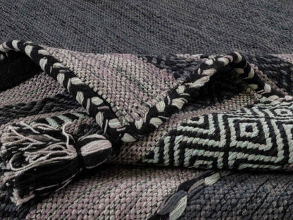 Handgewebter, moderner Indo Kelim Orientteppich von Khademi aus Baumwolle, navy. Geometrisches Design. Von Hand gewebt in Indien. Größe: 170x120cm. Teppichnummer: KB4-1666. Verkauf durch Jupiter Intl.