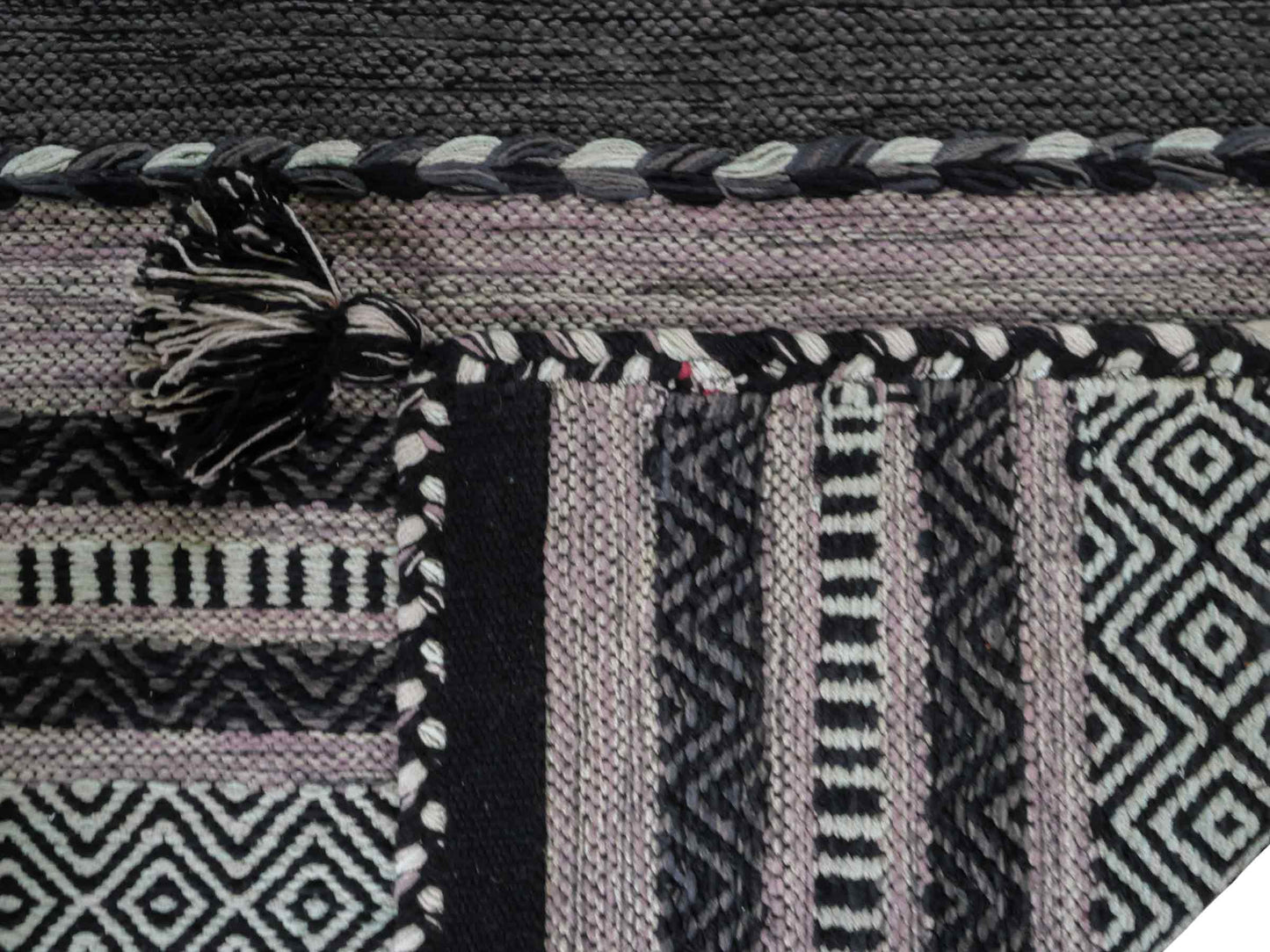 Handgewebter, moderner Indo Kelim Orientteppich von Khademi aus Baumwolle, navy. Geometrisches Design. Von Hand gewebt in Indien. Größe: 170x120cm. Teppichnummer: KB4-1667. Verkauf durch Jupiter Intl.