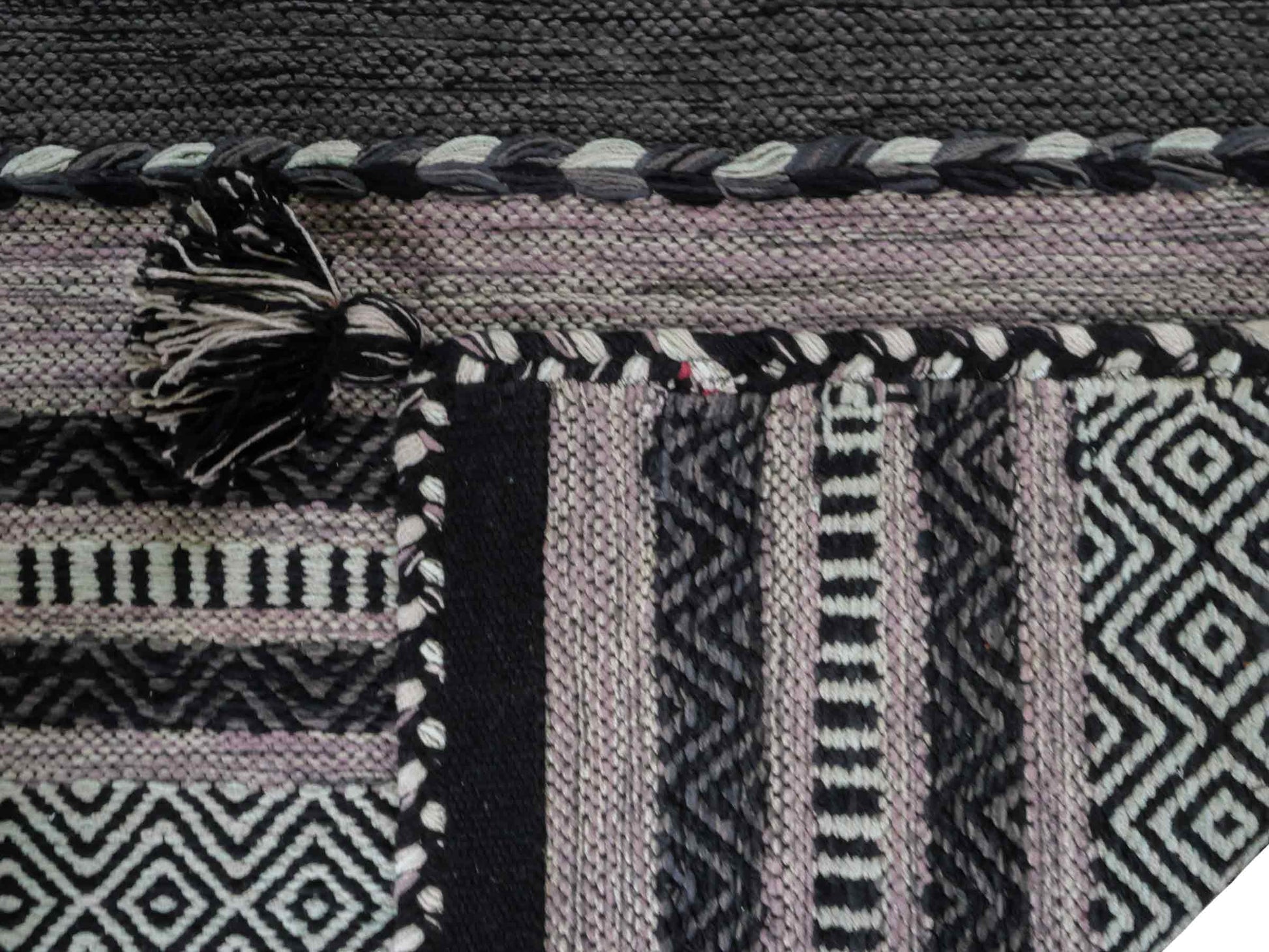 Handgewebter, moderner Indo Kelim Orientteppich von Khademi aus Baumwolle, navy. Geometrisches Design. Von Hand gewebt in Indien. Größe: 170x120cm. Teppichnummer: KB4-1667. Verkauf durch Jupiter Intl.