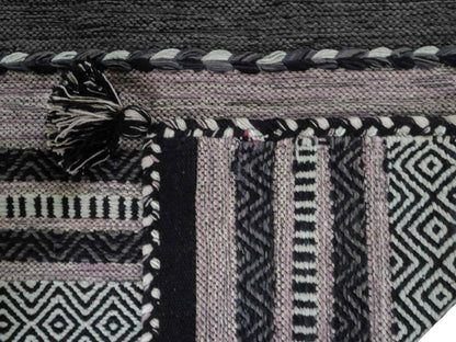 Handgewebter, moderner Indo Kelim Orientteppich von Khademi aus Baumwolle, navy. Geometrisches Design. Von Hand gewebt in Indien. Größe: 170x120cm. Teppichnummer: KB4-1667. Verkauf durch Jupiter Intl.