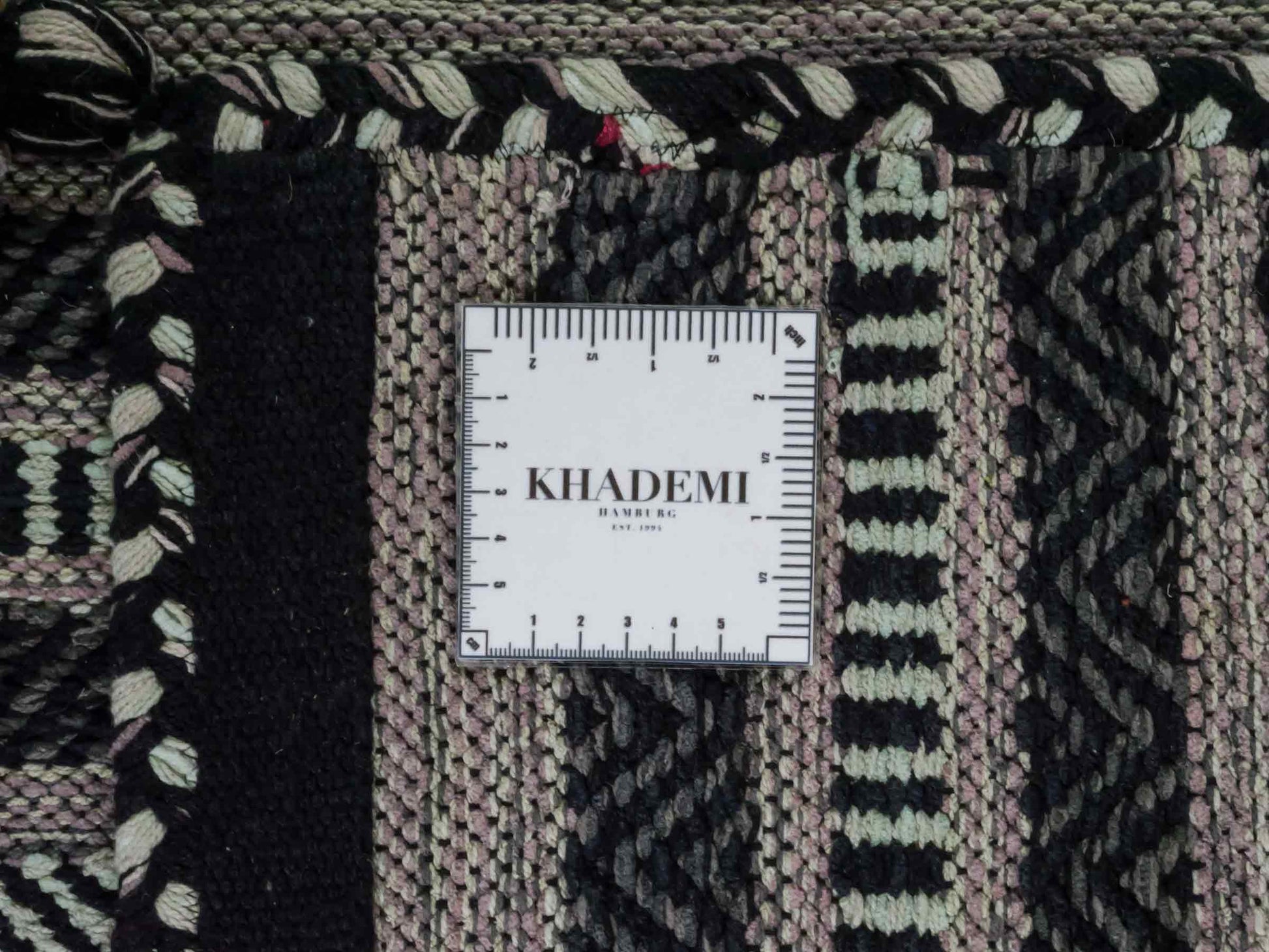 Handgewebter, moderner Indo Kelim Orientteppich von Khademi aus Baumwolle, navy. Geometrisches Design. Von Hand gewebt in Indien. Größe: 170x120cm. Teppichnummer: KB4-1667. Verkauf durch Jupiter Intl.