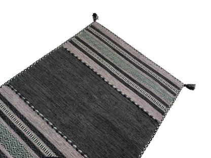 Handgewebter, moderner Indo Kelim Orientteppich von Khademi aus Baumwolle, navy. Geometrisches Design. Von Hand gewebt in Indien. Größe: 170x120cm. Teppichnummer: KB4-1667. Verkauf durch Jupiter Intl.