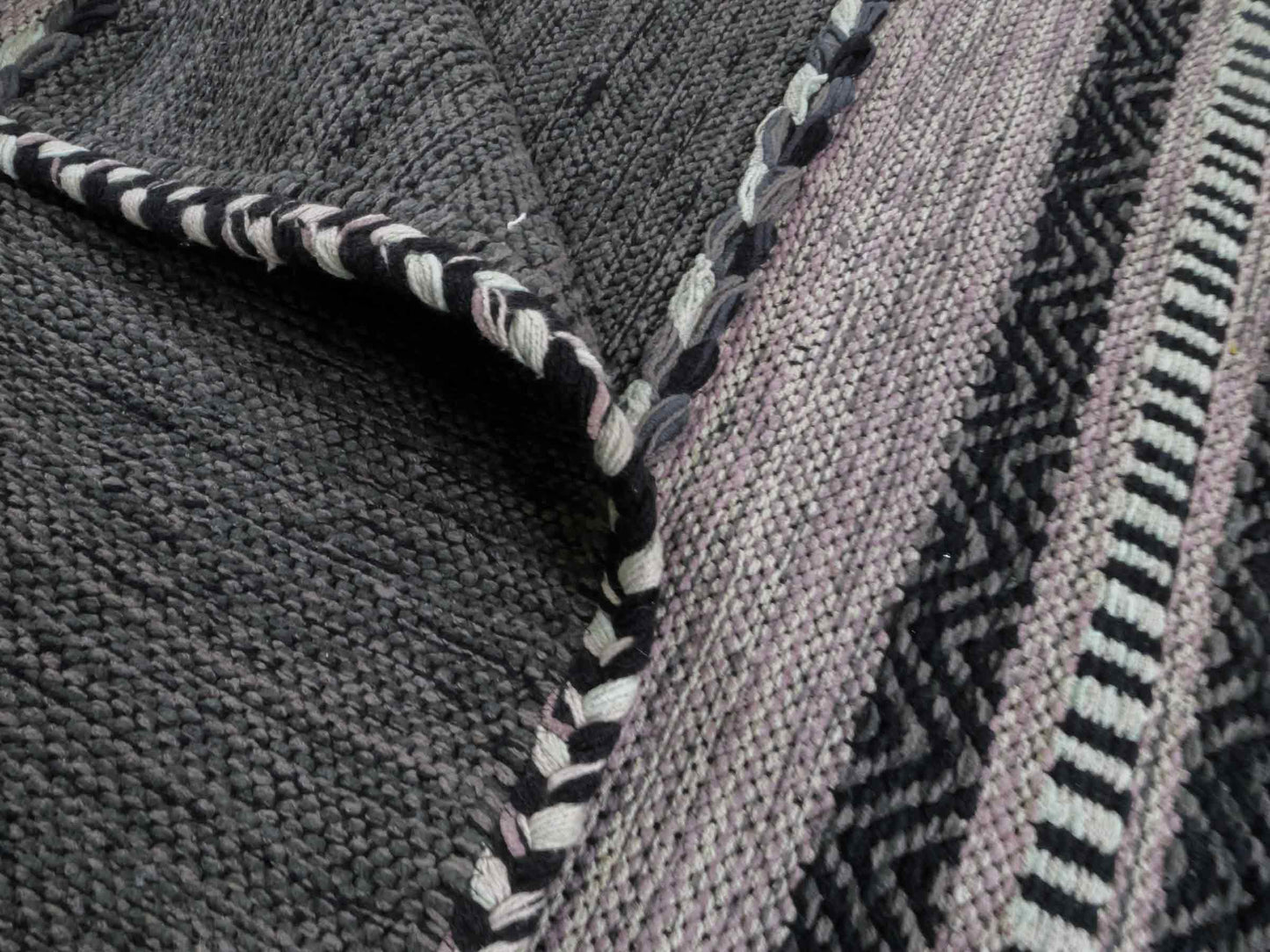 Handgewebter, moderner Indo Kelim Orientteppich von Khademi aus Baumwolle, navy. Geometrisches Design. Von Hand gewebt in Indien. Größe: 170x120cm. Teppichnummer: KB4-1667. Verkauf durch Jupiter Intl.