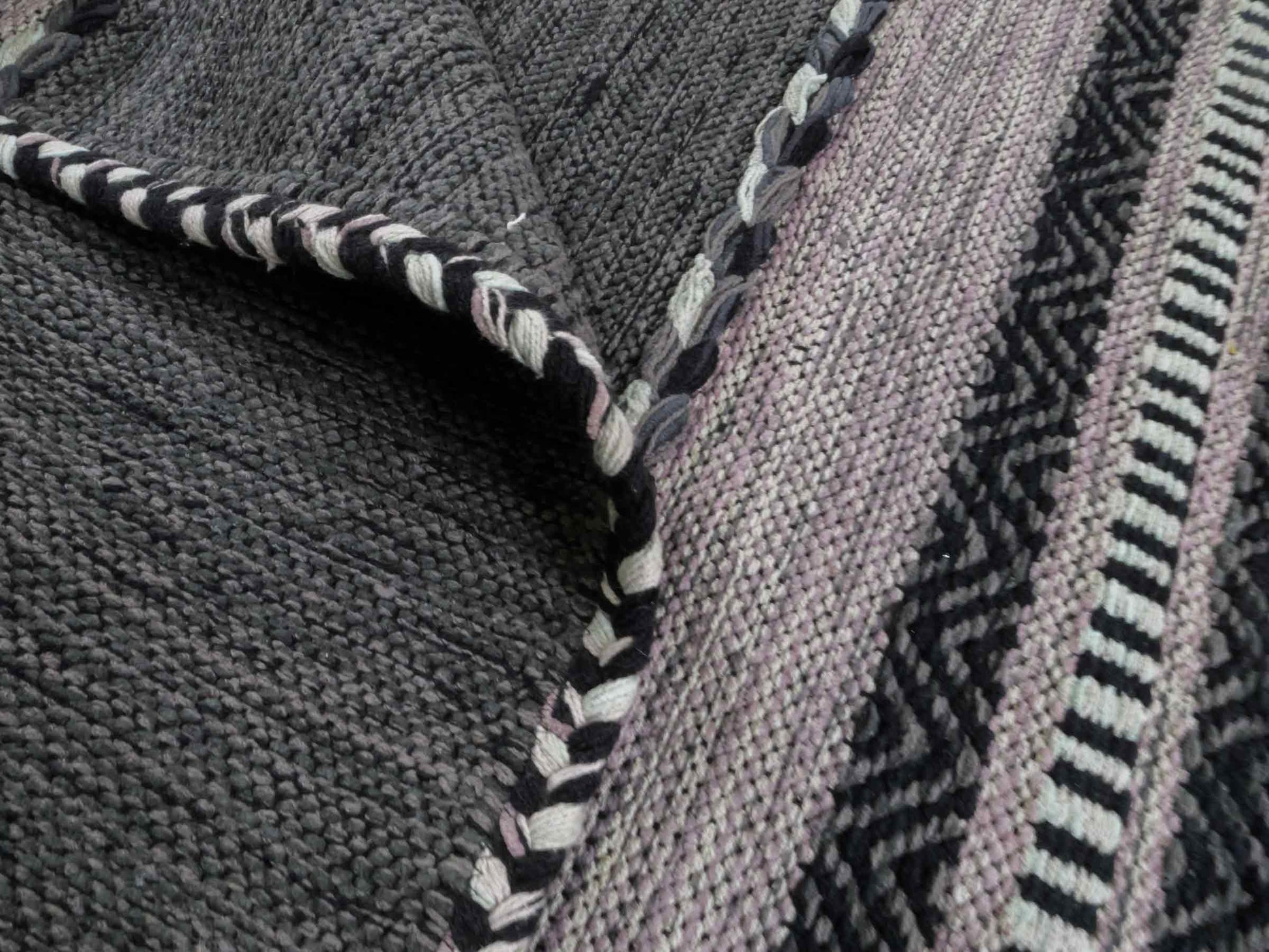 Handgewebter, moderner Indo Kelim Orientteppich von Khademi aus Baumwolle, navy. Geometrisches Design. Von Hand gewebt in Indien. Größe: 170x120cm. Teppichnummer: KB4-1667. Verkauf durch Jupiter Intl.