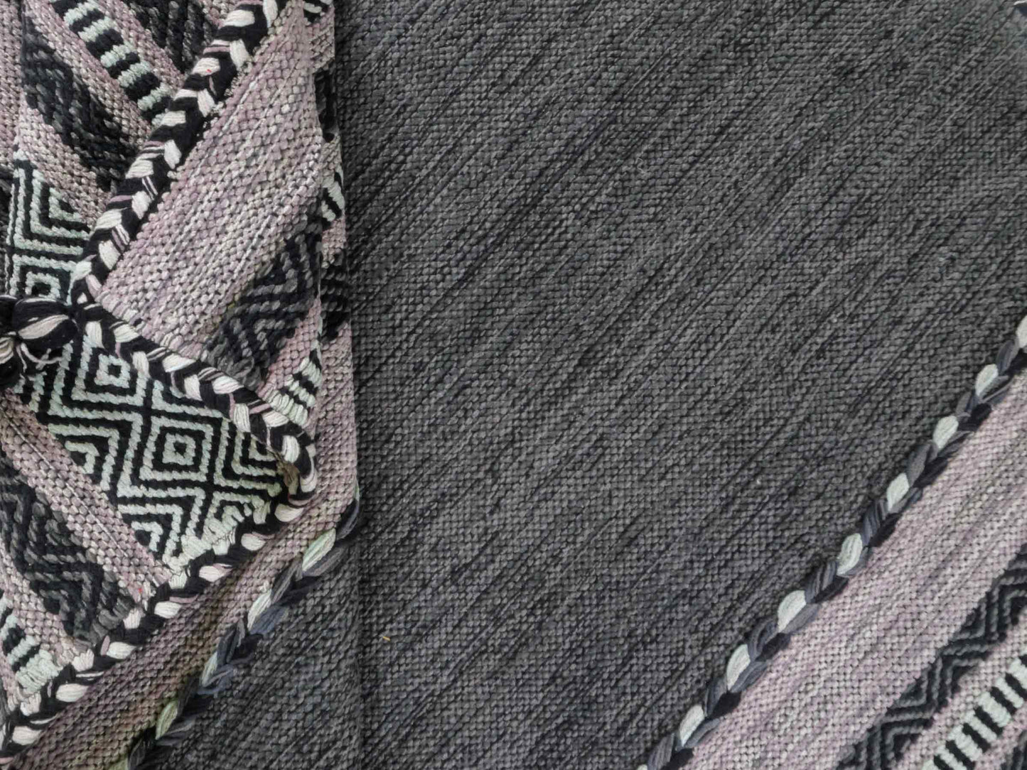 Handgewebter, moderner Indo Kelim Orientteppich von Khademi aus Baumwolle, navy. Geometrisches Design. Von Hand gewebt in Indien. Größe: 170x120cm. Teppichnummer: KB4-1667. Verkauf durch Jupiter Intl.