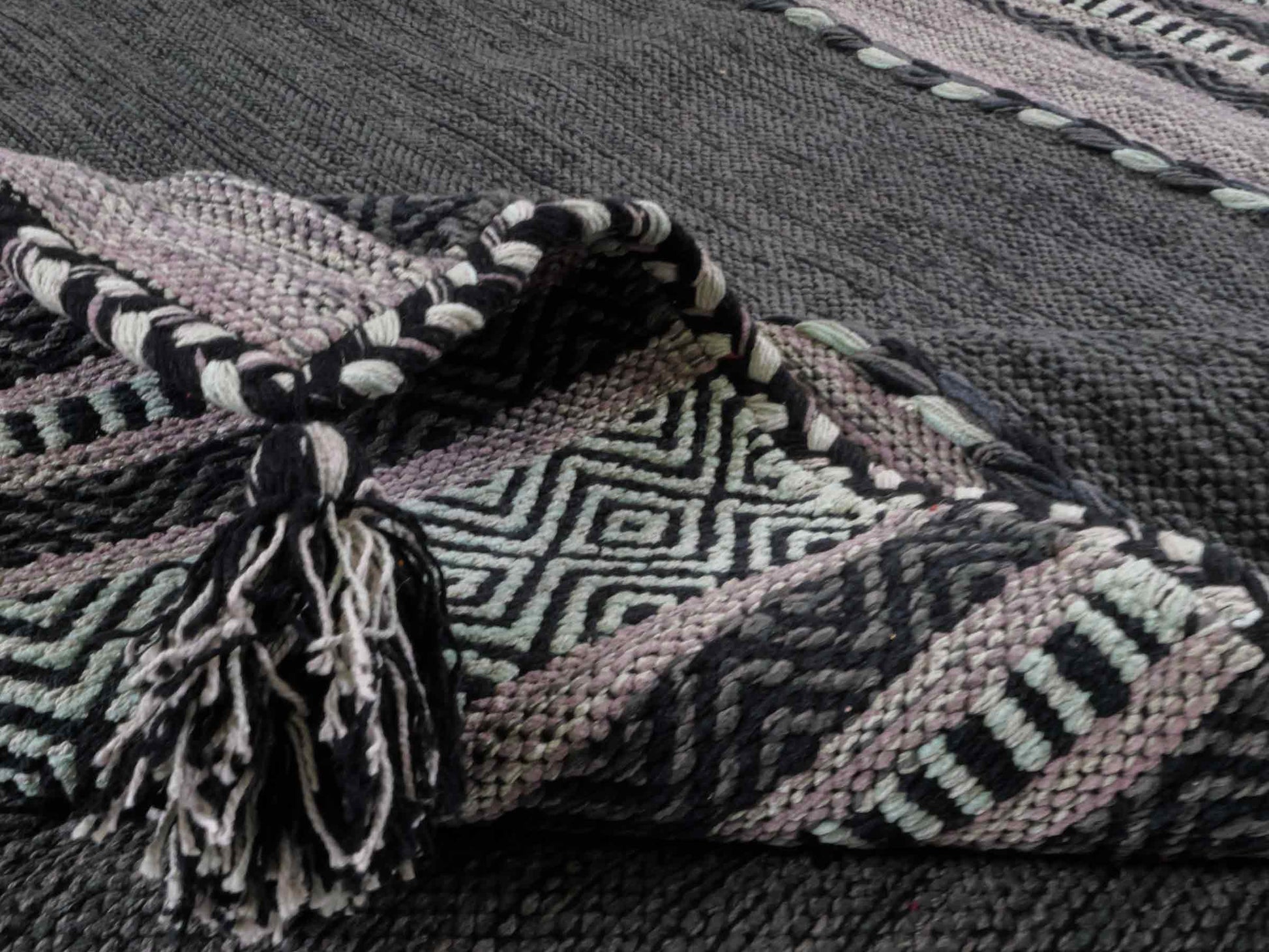 Handgewebter, moderner Indo Kelim Orientteppich von Khademi aus Baumwolle, navy. Geometrisches Design. Von Hand gewebt in Indien. Größe: 170x120cm. Teppichnummer: KB4-1667. Verkauf durch Jupiter Intl.