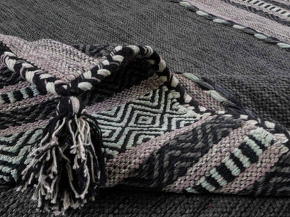 Handgewebter, moderner Indo Kelim Orientteppich von Khademi aus Baumwolle, navy. Geometrisches Design. Von Hand gewebt in Indien. Größe: 170x120cm. Teppichnummer: KB4-1667. Verkauf durch Jupiter Intl.