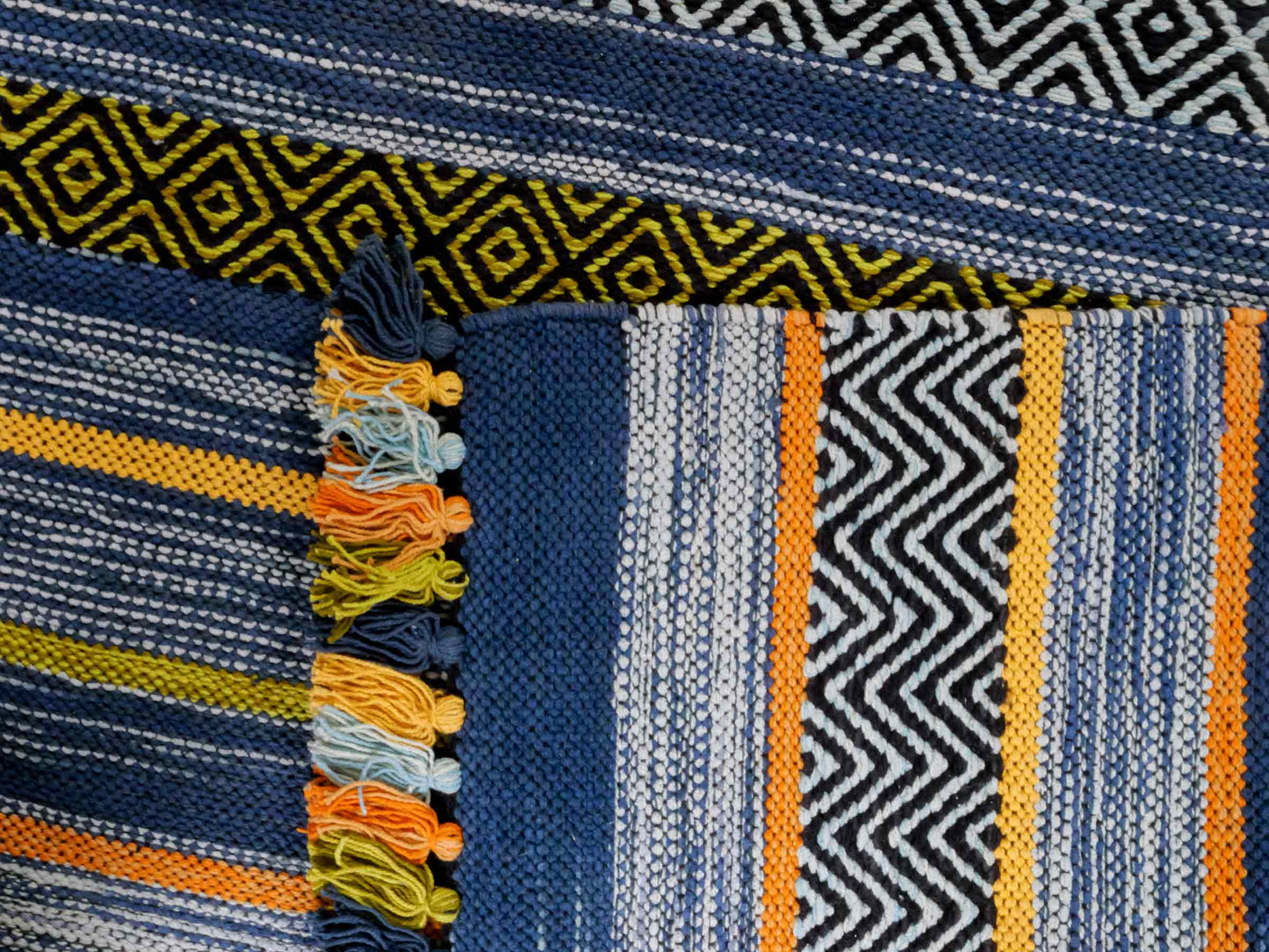 Handgewebter, moderner Indo Kelim Orientteppich von Khademi aus Baumwolle, blau, mehrfarbig. Geometrisches Design. Von Hand gewebt in Indien. Größe: 190x130cm. Teppichnummer: KB4-1675. Verkauf durch Jupiter Intl.