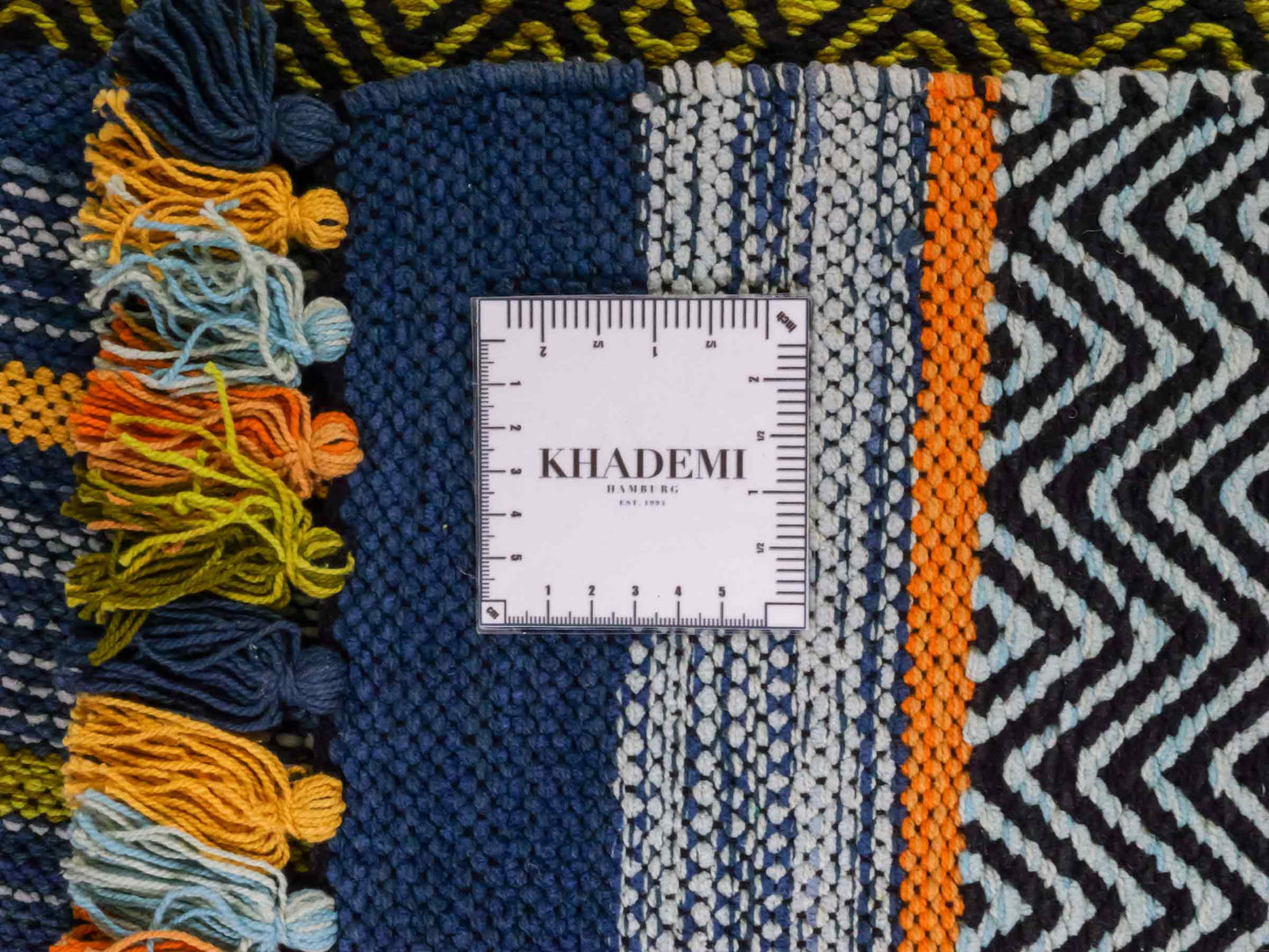 Handgewebter, moderner Indo Kelim Orientteppich von Khademi aus Baumwolle, blau, mehrfarbig. Geometrisches Design. Von Hand gewebt in Indien. Größe: 190x130cm. Teppichnummer: KB4-1675. Verkauf durch Jupiter Intl.