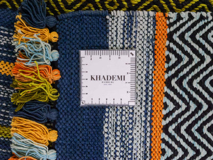 Handgewebter, moderner Indo Kelim Orientteppich von Khademi aus Baumwolle, blau, mehrfarbig. Geometrisches Design. Von Hand gewebt in Indien. Größe: 190x130cm. Teppichnummer: KB4-1675. Verkauf durch Jupiter Intl.