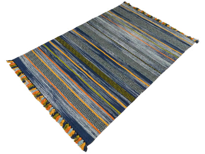 Handgewebter, moderner Indo Kelim Orientteppich von Khademi aus Baumwolle, blau, mehrfarbig. Geometrisches Design. Von Hand gewebt in Indien. Größe: 190x130cm. Teppichnummer: KB4-1675. Verkauf durch Jupiter Intl.