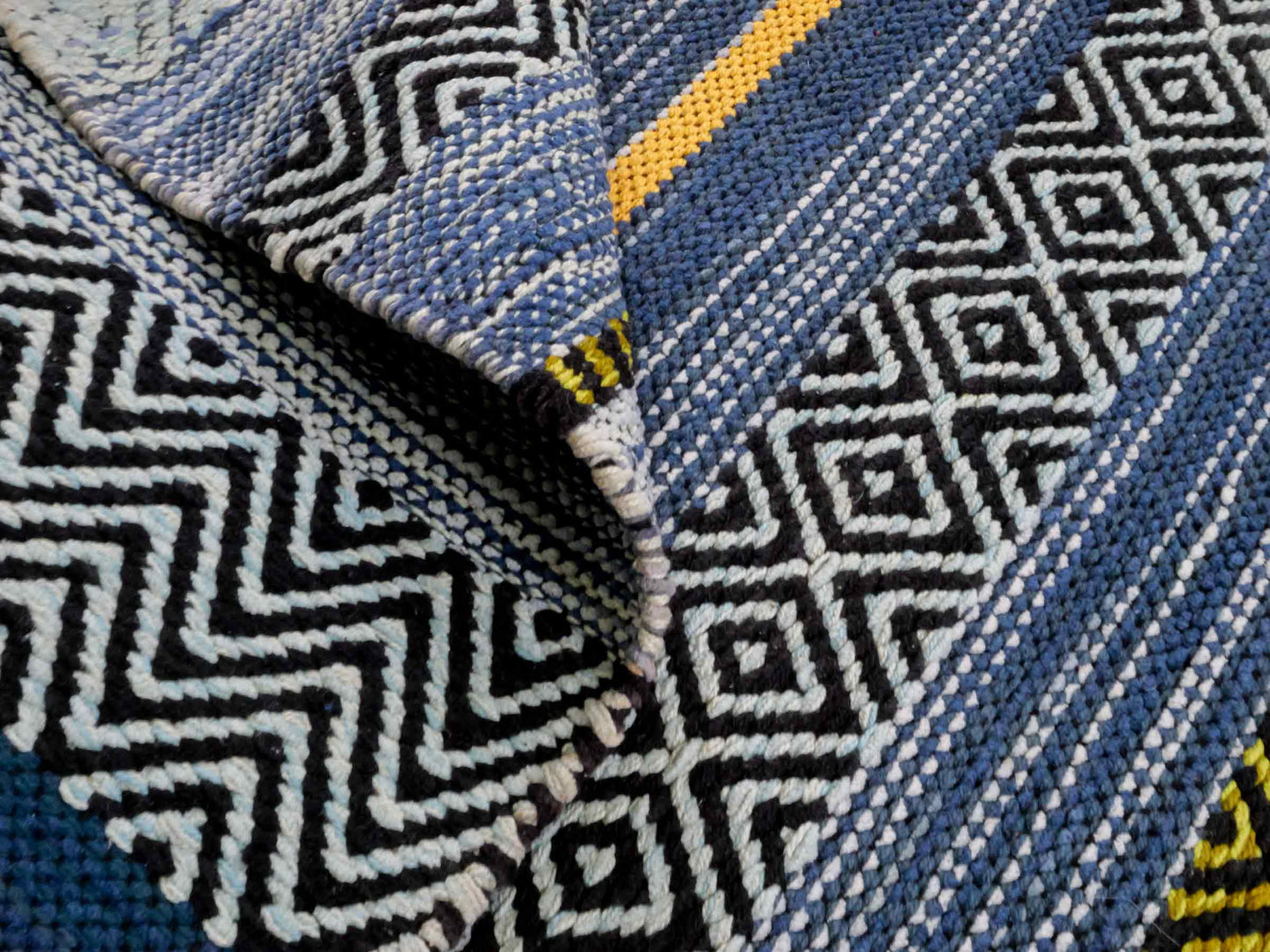 Handgewebter, moderner Indo Kelim Orientteppich von Khademi aus Baumwolle, blau, mehrfarbig. Geometrisches Design. Von Hand gewebt in Indien. Größe: 190x130cm. Teppichnummer: KB4-1675. Verkauf durch Jupiter Intl.