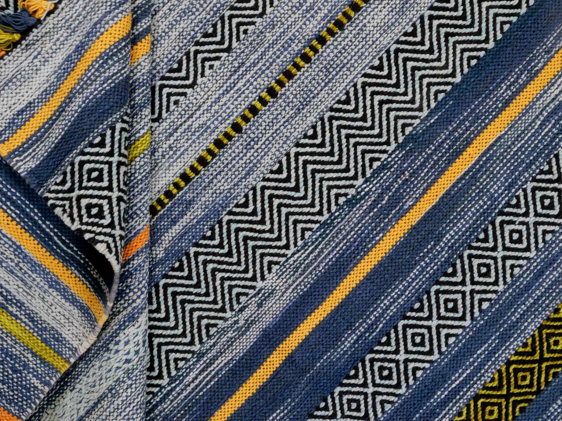 Handgewebter, moderner Indo Kelim Orientteppich von Khademi aus Baumwolle, blau, mehrfarbig. Geometrisches Design. Von Hand gewebt in Indien. Größe: 190x130cm. Teppichnummer: KB4-1675. Verkauf durch Jupiter Intl.