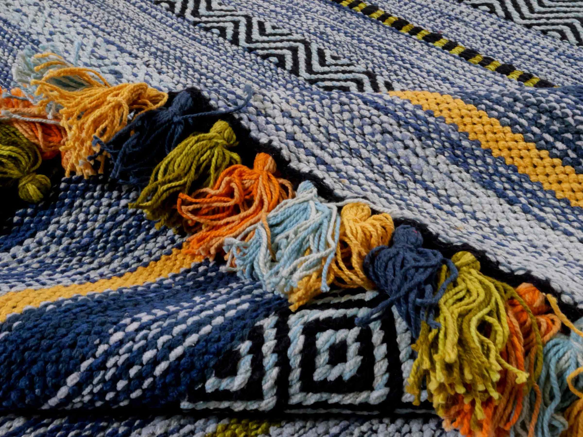 Handgewebter, moderner Indo Kelim Orientteppich von Khademi aus Baumwolle, blau, mehrfarbig. Geometrisches Design. Von Hand gewebt in Indien. Größe: 190x130cm. Teppichnummer: KB4-1675. Verkauf durch Jupiter Intl.