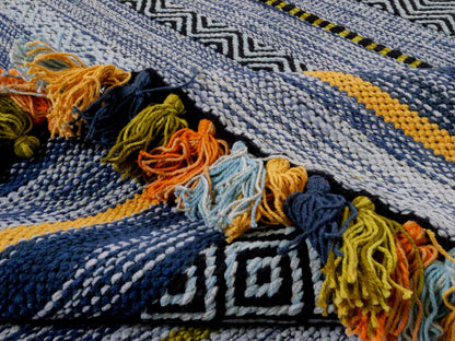 Handgewebter, moderner Indo Kelim Orientteppich von Khademi aus Baumwolle, blau, mehrfarbig. Geometrisches Design. Von Hand gewebt in Indien. Größe: 190x130cm. Teppichnummer: KB4-1675. Verkauf durch Jupiter Intl.