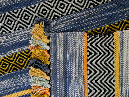 Handgewebter, moderner Indo Kelim Orientteppich von Khademi aus Baumwolle, blau, mehrfarbig. Geometrisches Design. Von Hand gewebt in Indien. Größe: 190x130cm. Teppichnummer: KB4-1676. Verkauf durch Jupiter Intl.