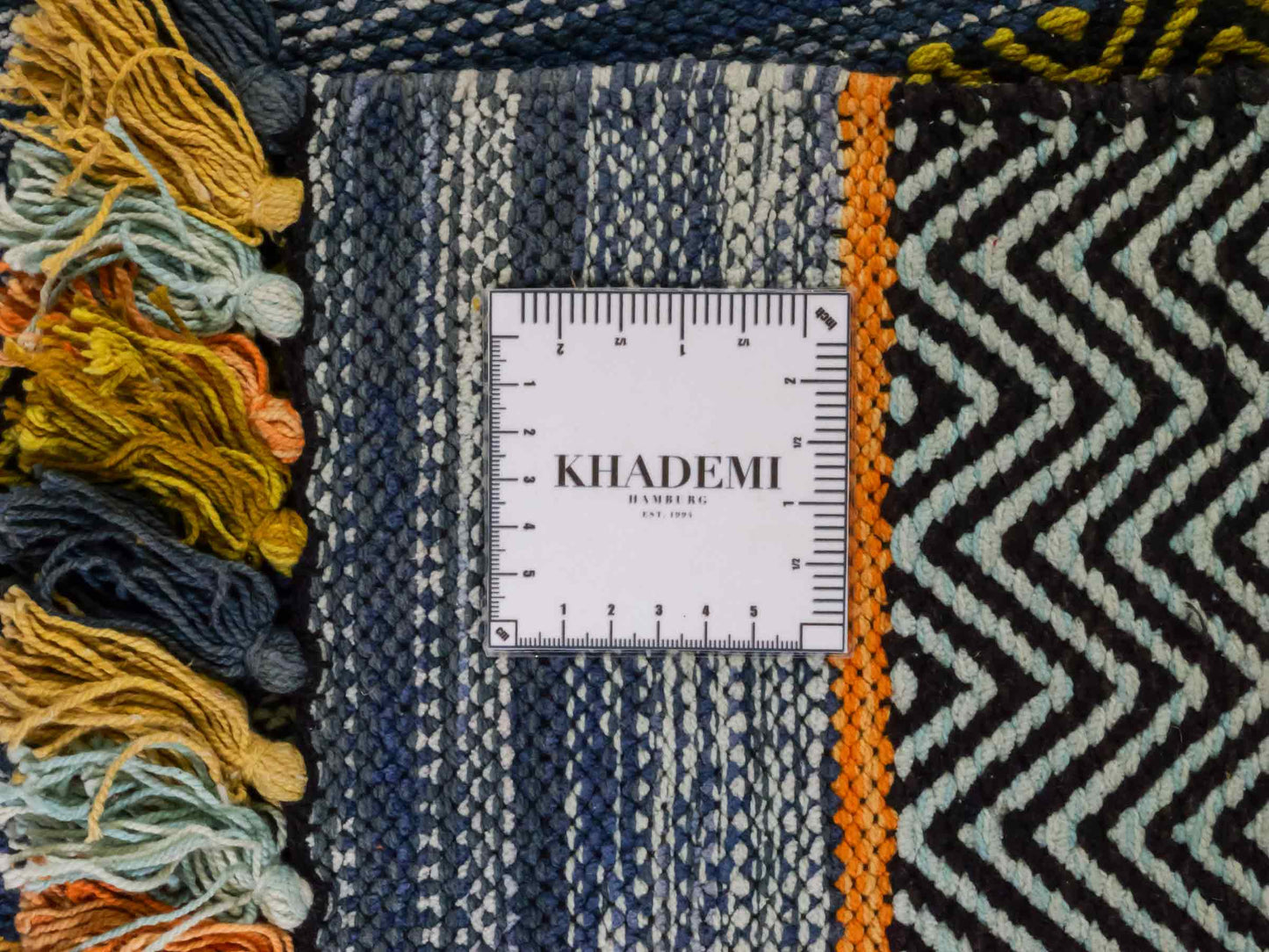 Handgewebter, moderner Indo Kelim Orientteppich von Khademi aus Baumwolle, blau, mehrfarbig. Geometrisches Design. Von Hand gewebt in Indien. Größe: 190x130cm. Teppichnummer: KB4-1676. Verkauf durch Jupiter Intl.