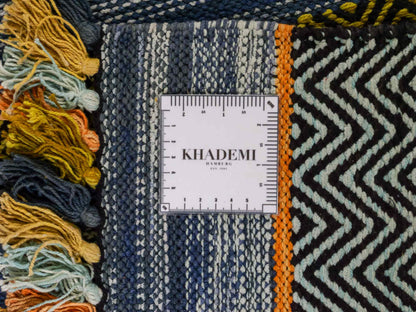 Handgewebter, moderner Indo Kelim Orientteppich von Khademi aus Baumwolle, blau, mehrfarbig. Geometrisches Design. Von Hand gewebt in Indien. Größe: 190x130cm. Teppichnummer: KB4-1676. Verkauf durch Jupiter Intl.