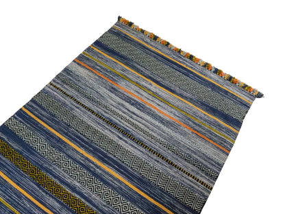 Handgewebter, moderner Indo Kelim Orientteppich von Khademi aus Baumwolle, blau, mehrfarbig. Geometrisches Design. Von Hand gewebt in Indien. Größe: 190x130cm. Teppichnummer: KB4-1676. Verkauf durch Jupiter Intl.