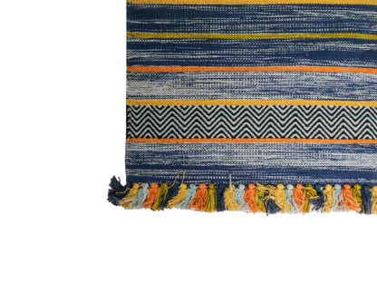 Handgewebter, moderner Indo Kelim Orientteppich von Khademi aus Baumwolle, blau, mehrfarbig. Geometrisches Design. Von Hand gewebt in Indien. Größe: 190x130cm. Teppichnummer: KB4-1676. Verkauf durch Jupiter Intl.