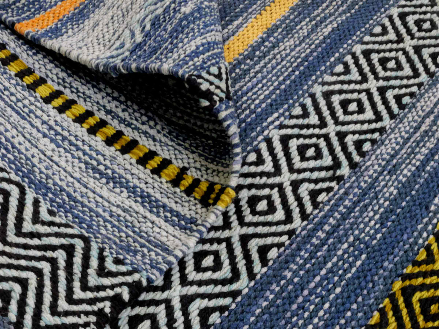 Handgewebter, moderner Indo Kelim Orientteppich von Khademi aus Baumwolle, blau, mehrfarbig. Geometrisches Design. Von Hand gewebt in Indien. Größe: 190x130cm. Teppichnummer: KB4-1676. Verkauf durch Jupiter Intl.