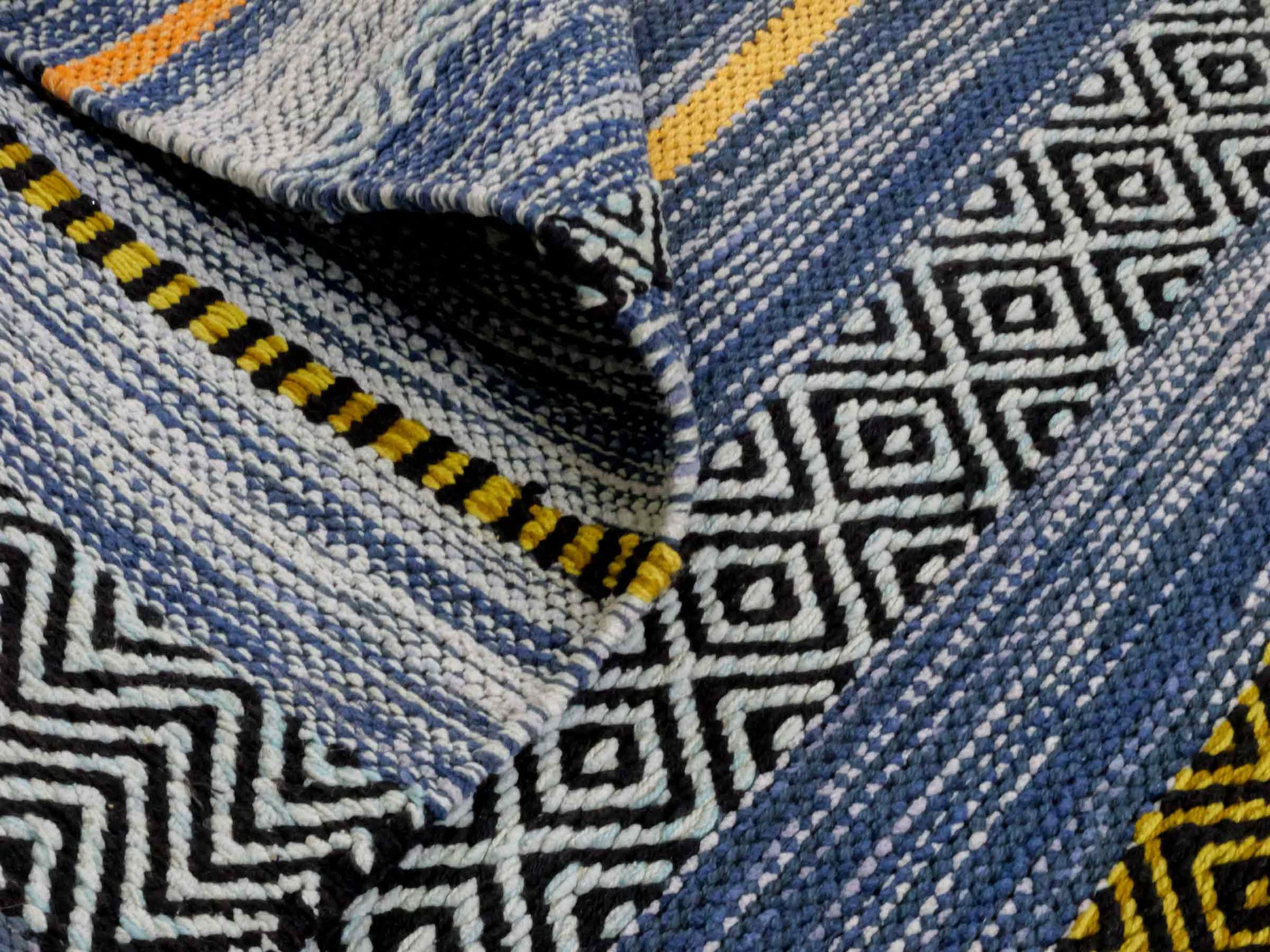 Handgewebter, moderner Indo Kelim Orientteppich von Khademi aus Baumwolle, blau, mehrfarbig. Geometrisches Design. Von Hand gewebt in Indien. Größe: 190x130cm. Teppichnummer: KB4-1676. Verkauf durch Jupiter Intl.