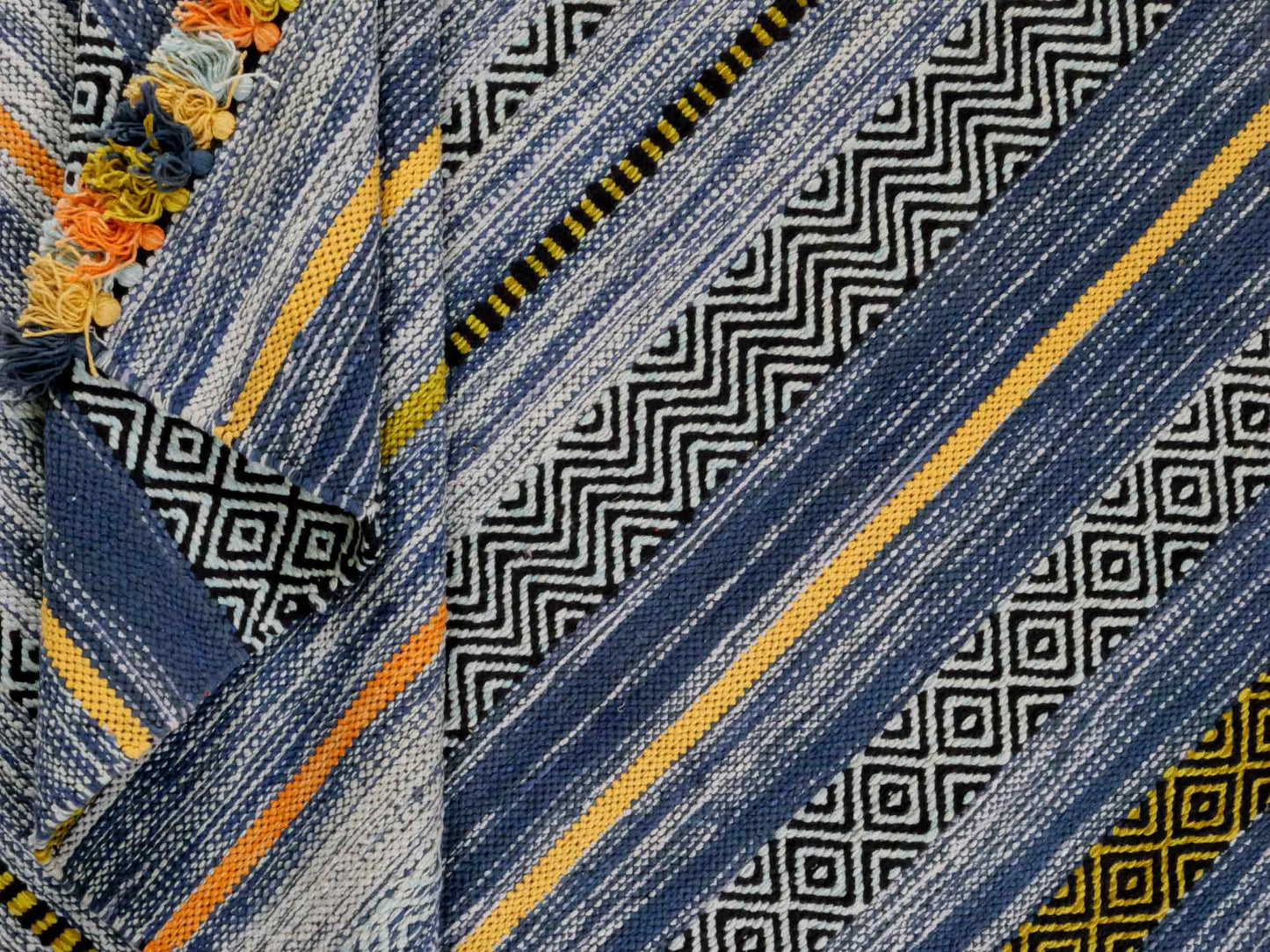 Handgewebter, moderner Indo Kelim Orientteppich von Khademi aus Baumwolle, blau, mehrfarbig. Geometrisches Design. Von Hand gewebt in Indien. Größe: 190x130cm. Teppichnummer: KB4-1676. Verkauf durch Jupiter Intl.