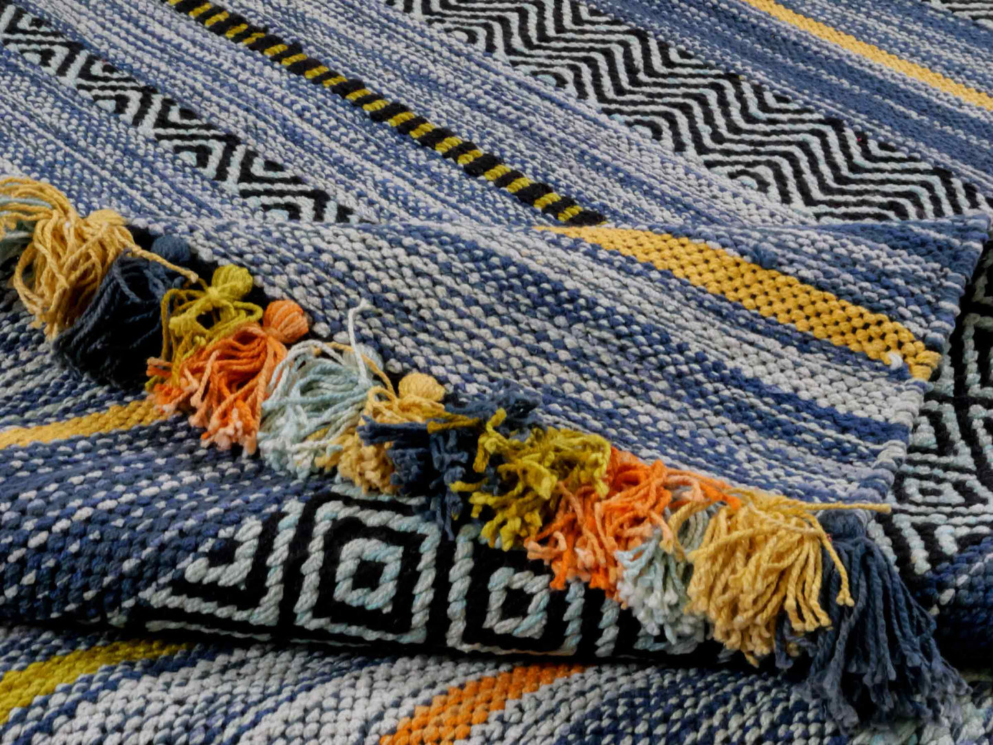 Handgewebter, moderner Indo Kelim Orientteppich von Khademi aus Baumwolle, blau, mehrfarbig. Geometrisches Design. Von Hand gewebt in Indien. Größe: 190x130cm. Teppichnummer: KB4-1676. Verkauf durch Jupiter Intl.