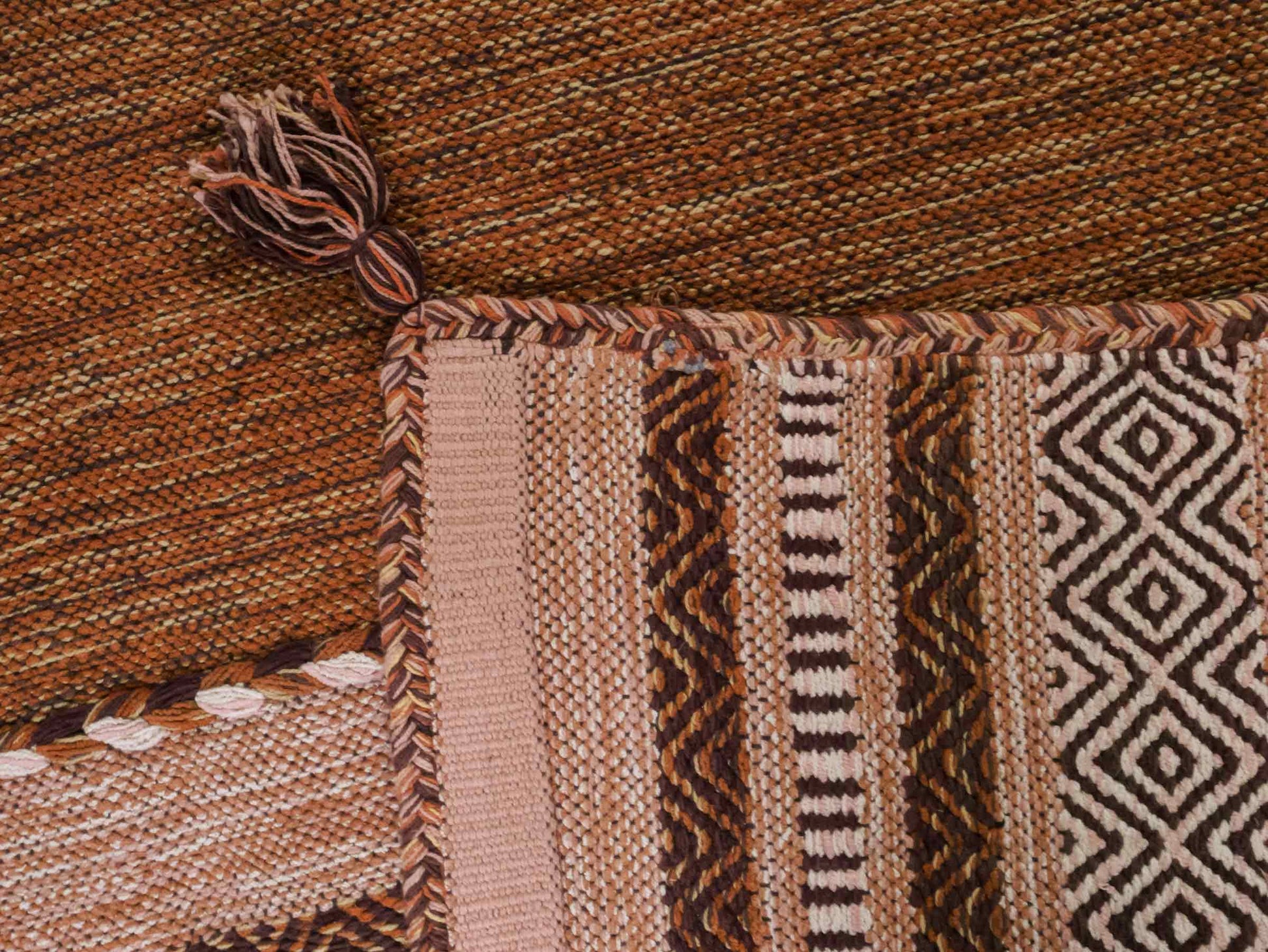 Handgewebter, moderner Indo Kelim Orientteppich von Khademi aus Baumwolle, braun. Geometrisches Design. Von Hand gewebt in Indien. Größe: 190x130cm. Teppichnummer: KB4-1669. Verkauf durch Jupiter Intl.