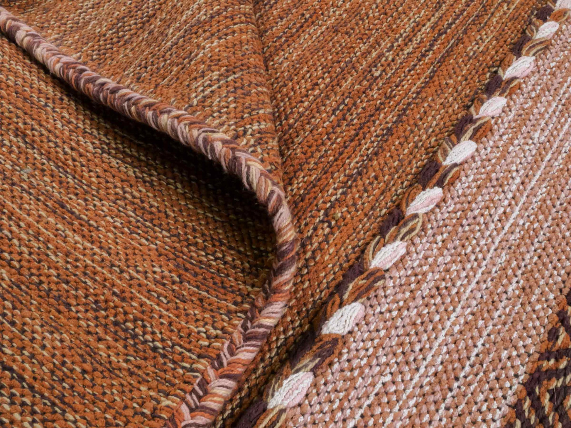 Handgewebter, moderner Indo Kelim Orientteppich von Khademi aus Baumwolle, braun. Geometrisches Design. Von Hand gewebt in Indien. Größe: 190x130cm. Teppichnummer: KB4-1669. Verkauf durch Jupiter Intl.