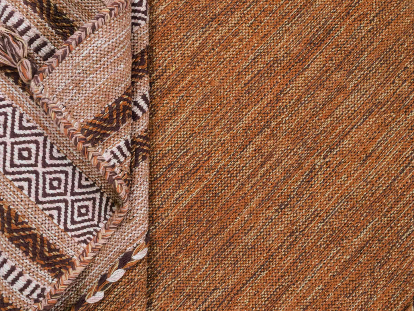 Handgewebter, moderner Indo Kelim Orientteppich von Khademi aus Baumwolle, braun. Geometrisches Design. Von Hand gewebt in Indien. Größe: 190x130cm. Teppichnummer: KB4-1669. Verkauf durch Jupiter Intl.