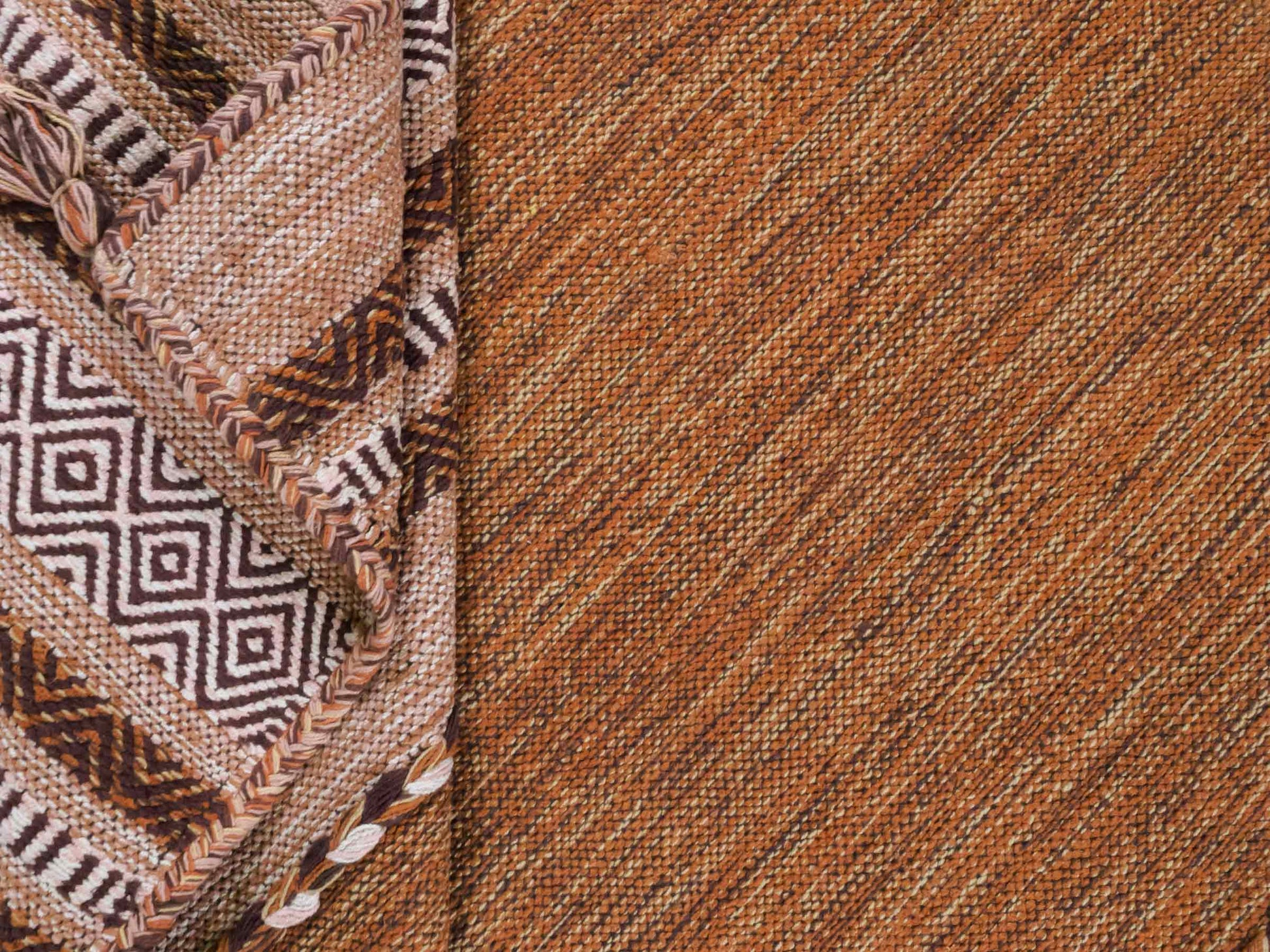 Handgewebter, moderner Indo Kelim Orientteppich von Khademi aus Baumwolle, braun. Geometrisches Design. Von Hand gewebt in Indien. Größe: 190x130cm. Teppichnummer: KB4-1669. Verkauf durch Jupiter Intl.