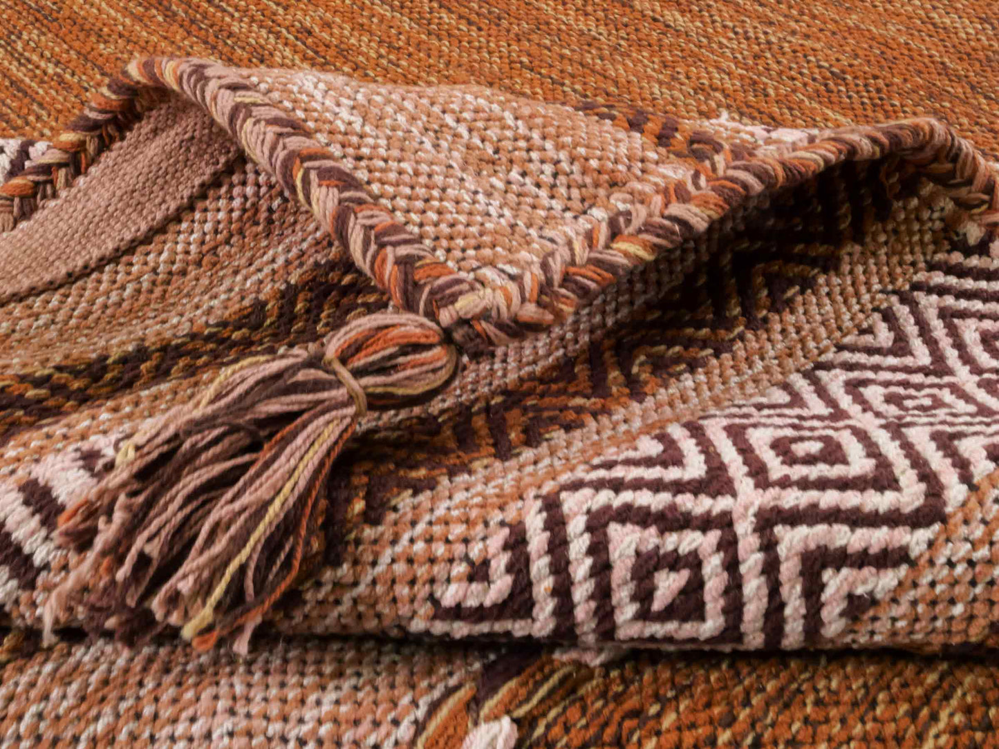 Handgewebter, moderner Indo Kelim Orientteppich von Khademi aus Baumwolle, braun. Geometrisches Design. Von Hand gewebt in Indien. Größe: 190x130cm. Teppichnummer: KB4-1669. Verkauf durch Jupiter Intl.