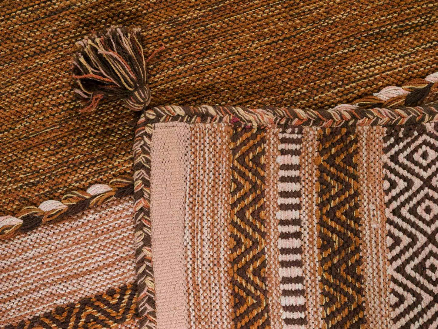 Handgewebter, moderner Indo Kelim Orientteppich von Khademi aus Baumwolle, braun. Geometrisches Design. Von Hand gewebt in Indien. Größe: 190x130cm. Teppichnummer: KB4-1670. Verkauf durch Jupiter Intl.