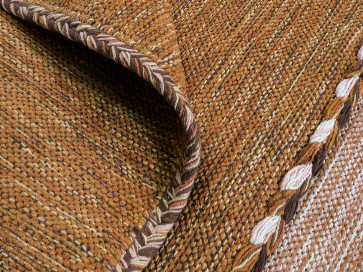 Handgewebter, moderner Indo Kelim Orientteppich von Khademi aus Baumwolle, braun. Geometrisches Design. Von Hand gewebt in Indien. Größe: 190x130cm. Teppichnummer: KB4-1670. Verkauf durch Jupiter Intl.