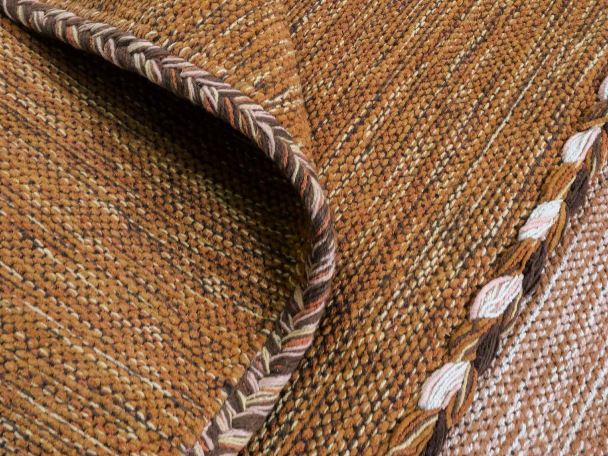 Handgewebter, moderner Indo Kelim Orientteppich von Khademi aus Baumwolle, braun. Geometrisches Design. Von Hand gewebt in Indien. Größe: 190x130cm. Teppichnummer: KB4-1670. Verkauf durch Jupiter Intl.