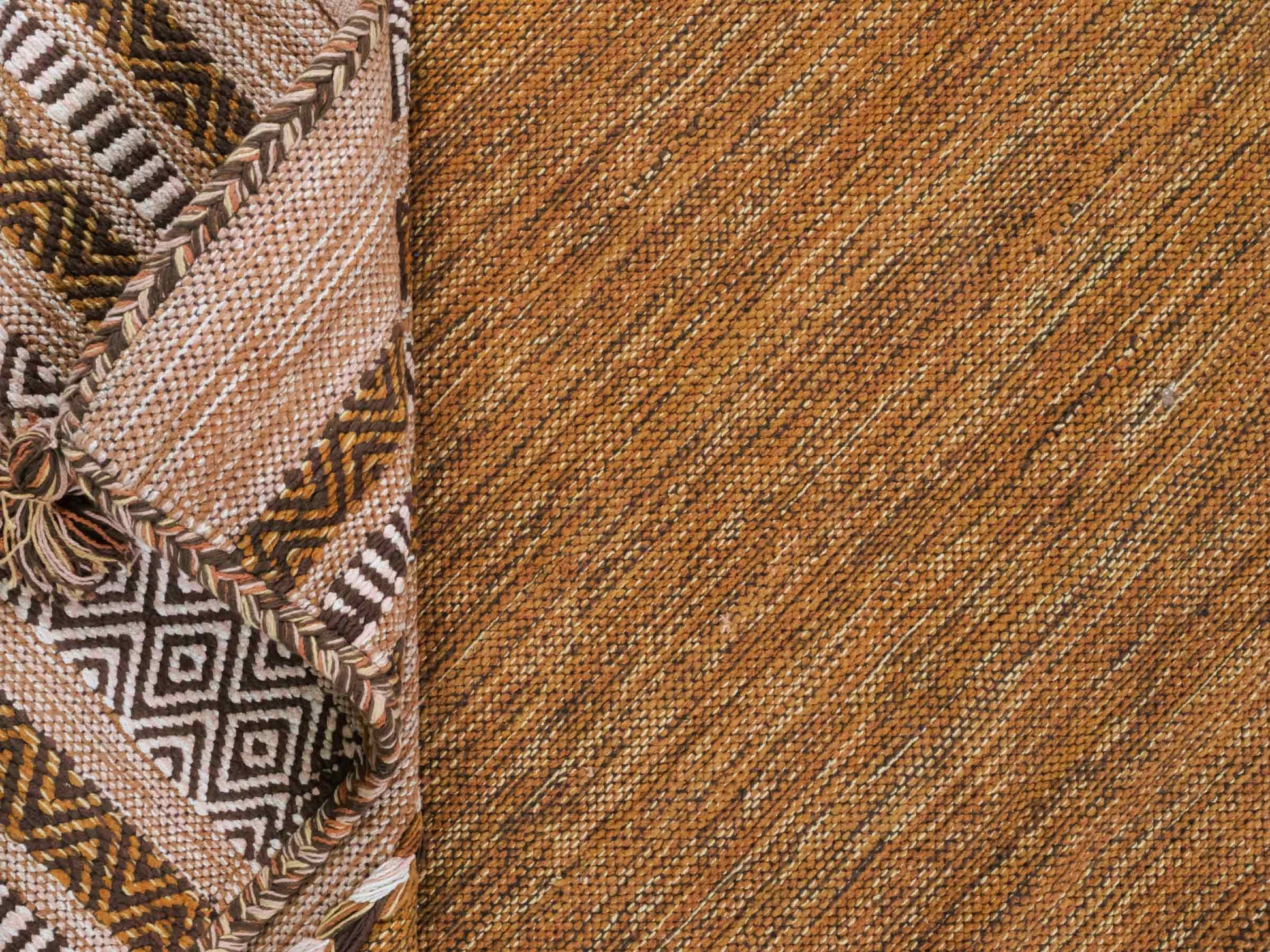 Handgewebter, moderner Indo Kelim Orientteppich von Khademi aus Baumwolle, braun. Geometrisches Design. Von Hand gewebt in Indien. Größe: 190x130cm. Teppichnummer: KB4-1670. Verkauf durch Jupiter Intl.
