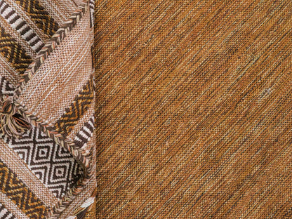 Handgewebter, moderner Indo Kelim Orientteppich von Khademi aus Baumwolle, braun. Geometrisches Design. Von Hand gewebt in Indien. Größe: 190x130cm. Teppichnummer: KB4-1670. Verkauf durch Jupiter Intl.