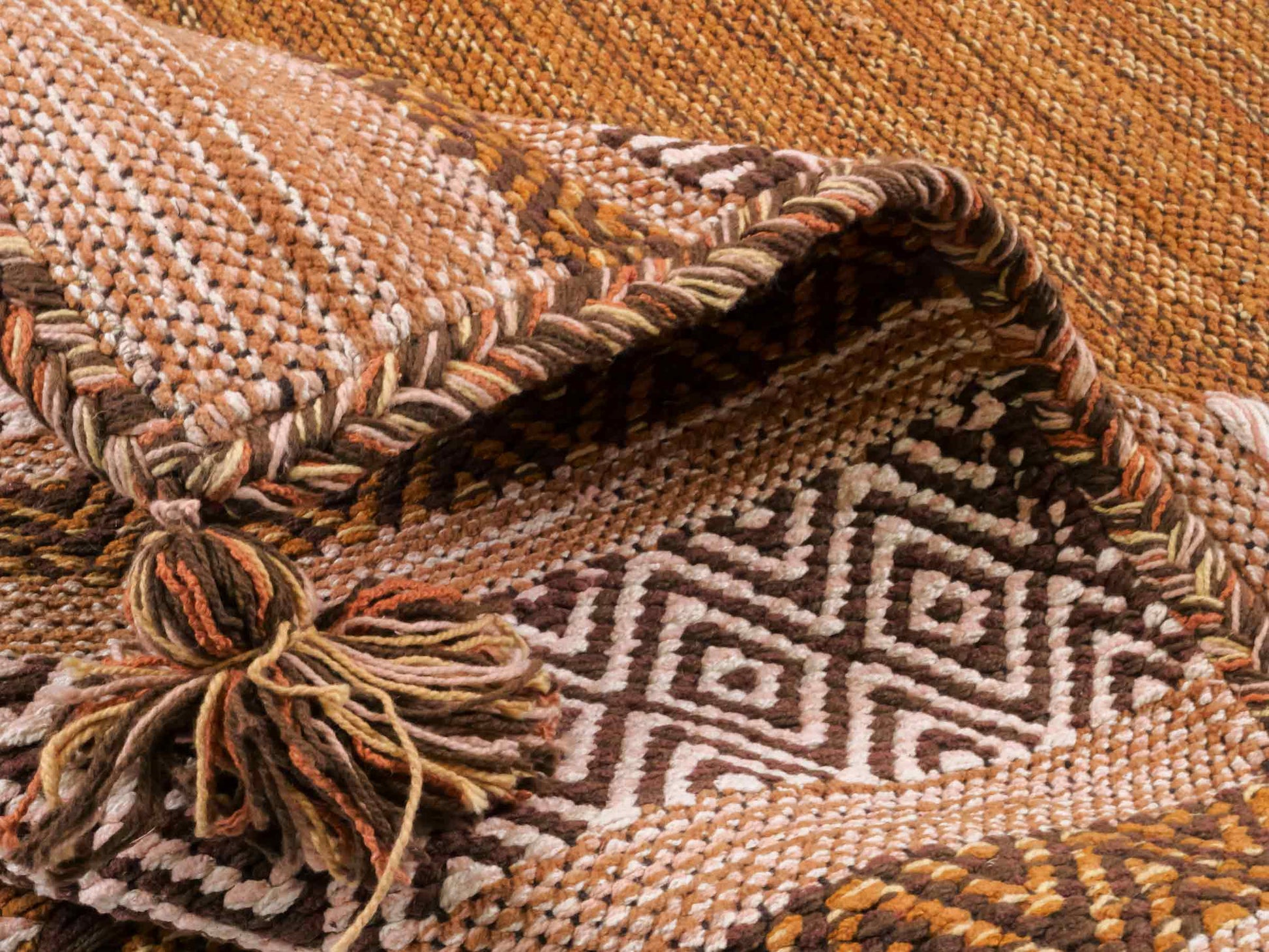 Handgewebter, moderner Indo Kelim Orientteppich von Khademi aus Baumwolle, braun. Geometrisches Design. Von Hand gewebt in Indien. Größe: 190x130cm. Teppichnummer: KB4-1670. Verkauf durch Jupiter Intl.